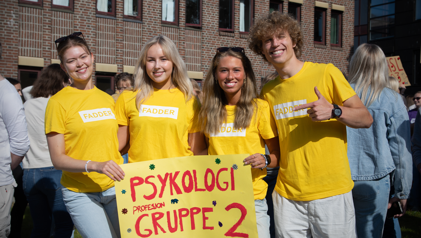 Fire psykologistudenter med gule fadderskjorter. Foto Fire psykologistudenter med gule fadderskjorter. Foto