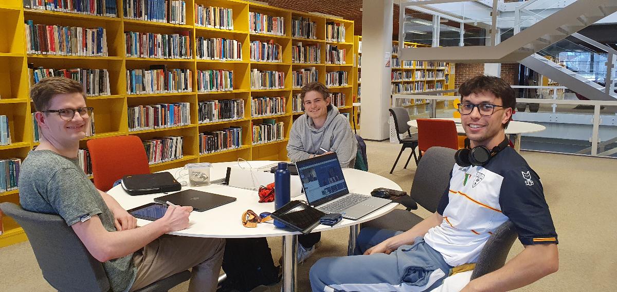 Viser studenter på KS-biblioteket på nye stoler