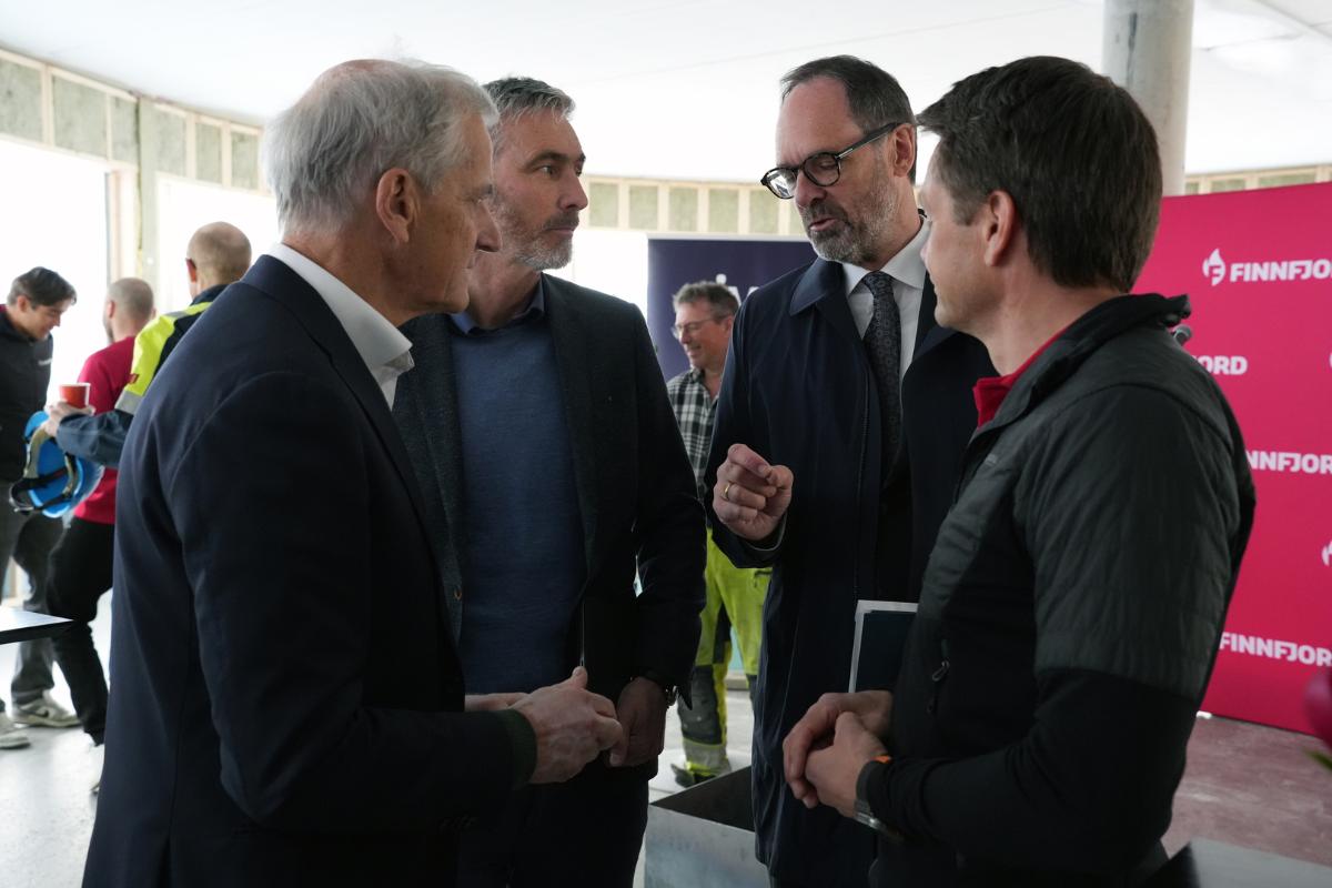 Statsminister Støre sammen med administrerende direktør Jan Morten Ertsaas fra SIVA, prorektor Jan-Gunnar Winther og direktør i Finnfjord AS, Geir-Henning Wintervoll. 